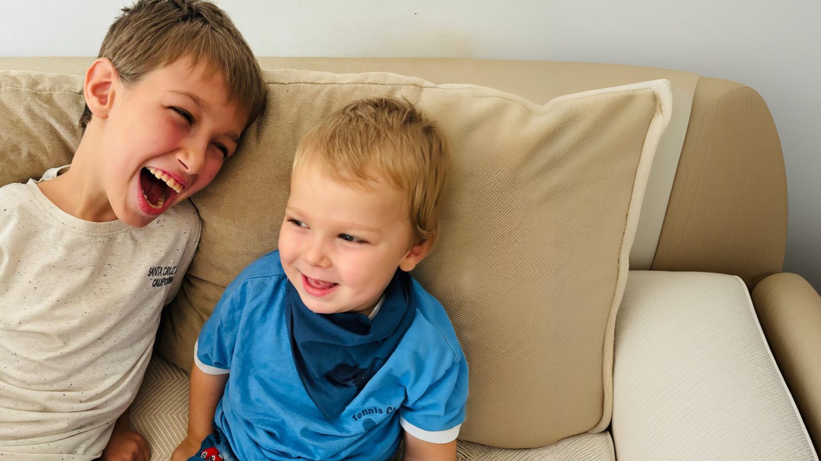 Their illness has not stolen their smile. Two Romanian brothers need a great Christmas gift: HOPE